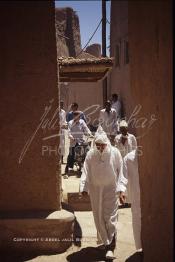 Image du Maroc Professionnelle de  Des berbères traversent une des rues à l'intérieur de l'ancienne Kasbah de Ouarzazate après avoir accompli la prière du Vendredi, le 22 Août 1997. (Photo / Abdeljalil Bounhar)